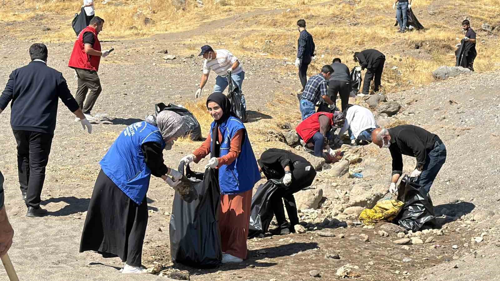 Van Gölü kıyısında temizlik seferberliği: 100 kişi katıldı, 4 ton çöp toplandı