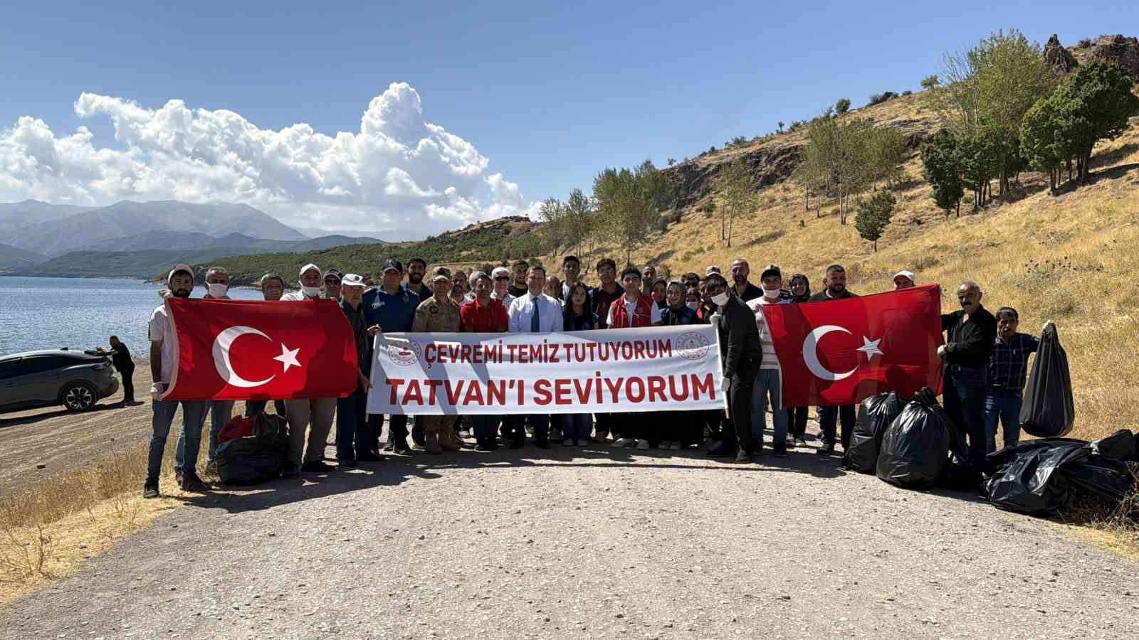 Van Gölü kıyısında temizlik seferberliği: 100 kişi katıldı, 4 ton çöp toplandı