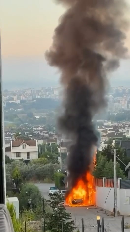 Park halindeki araç alev alev yandı