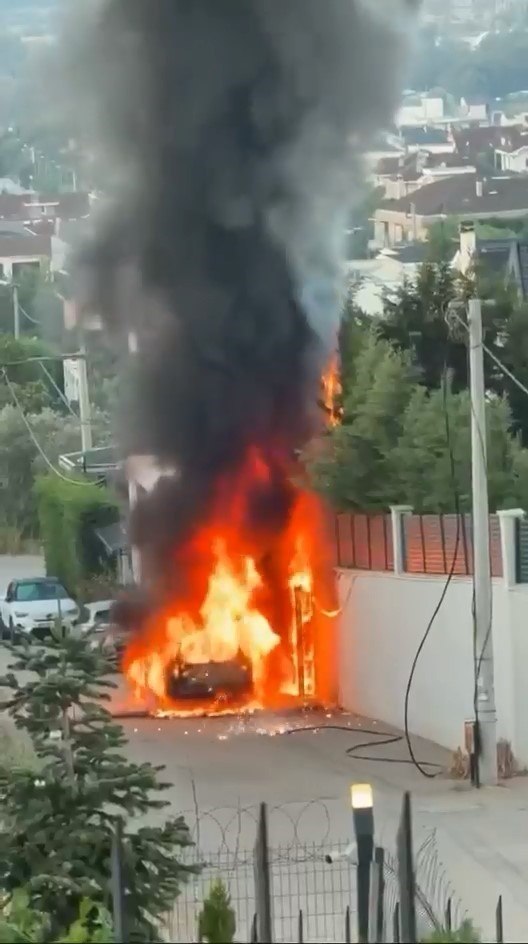 Park halindeki araç alev alev yandı
