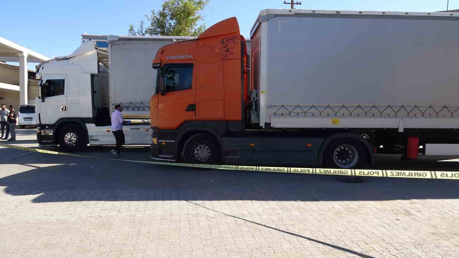 Tır, husumetlisinin üzerine sürüldü; ağır yaralanma yaşandı