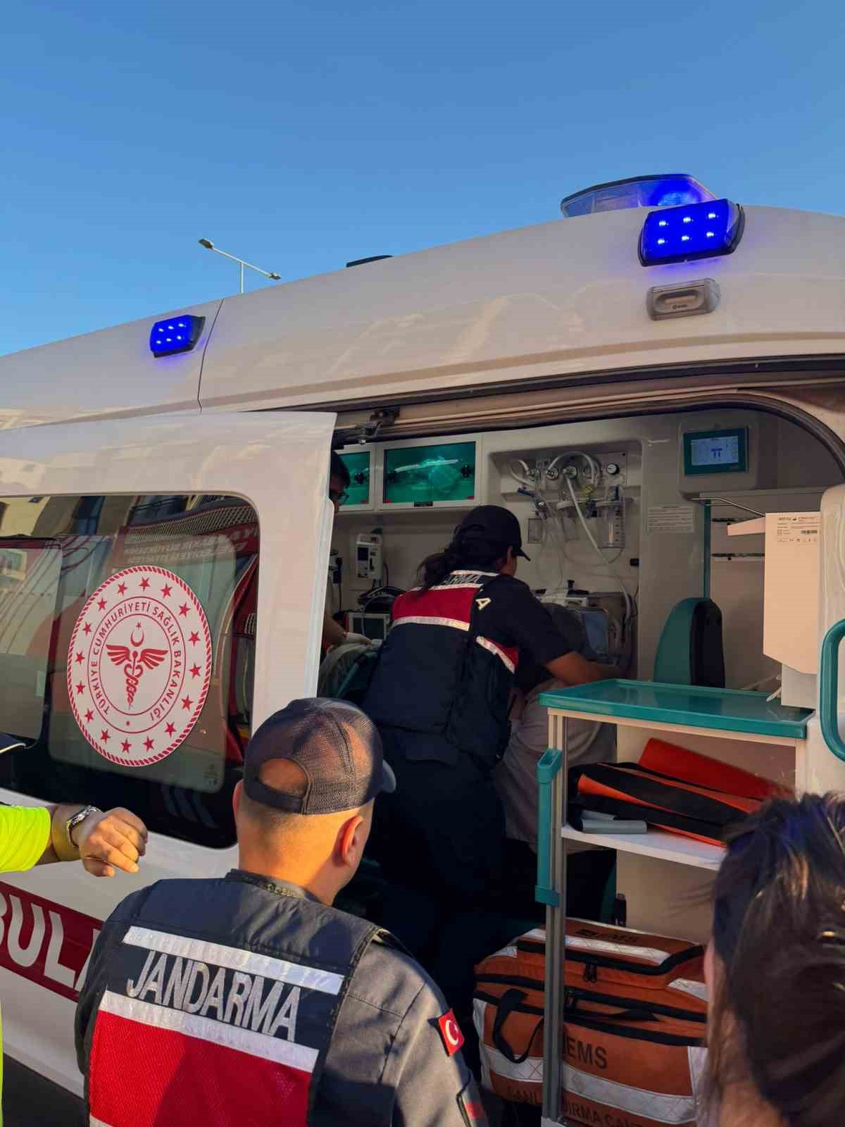 Balkon demirlerinde asılı kalan kadını, alt kattaki balkona tırmanarak kurtardı