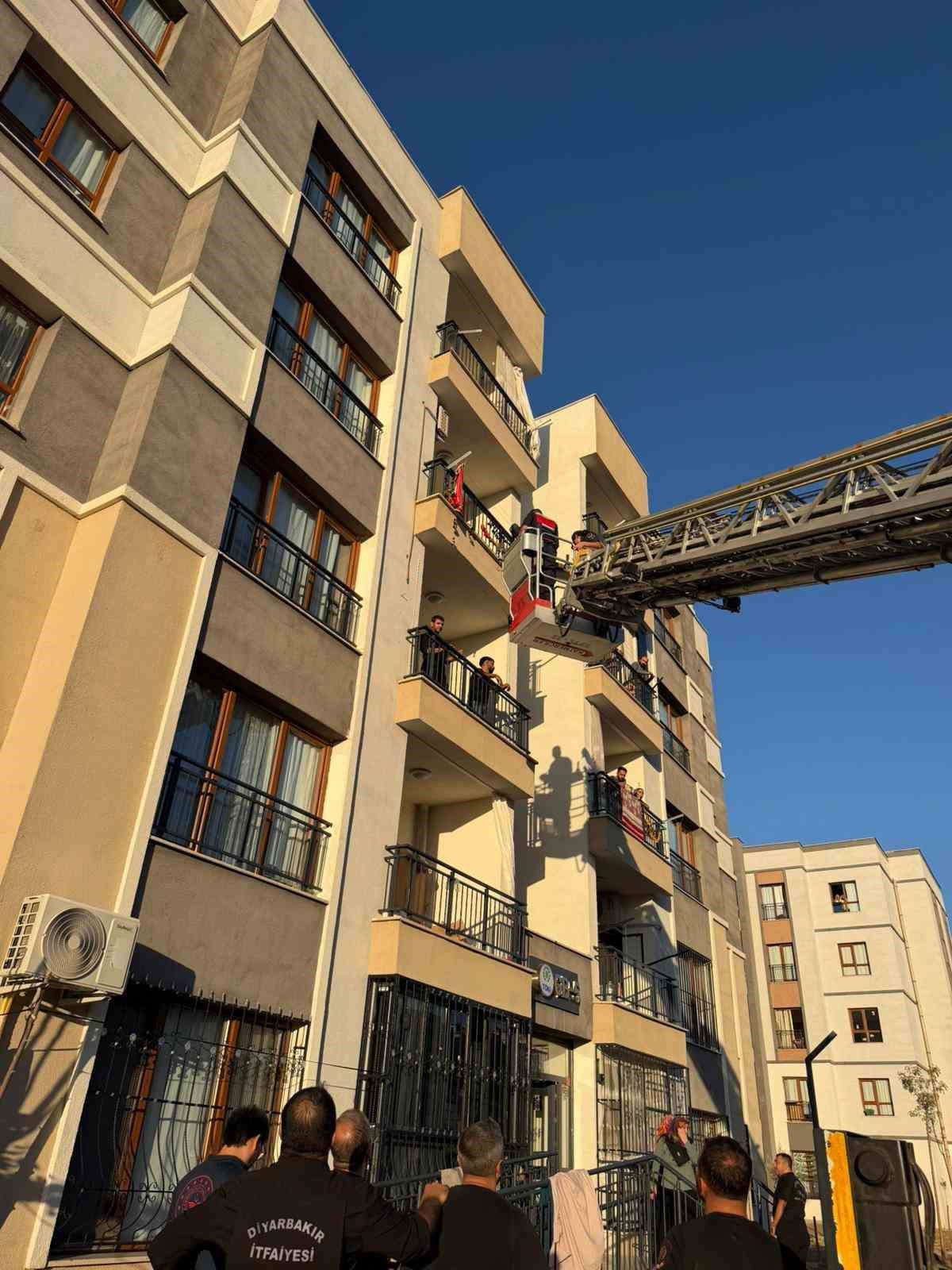 Balkon demirlerinde asılı kalan kadını, alt kattaki balkona tırmanarak kurtardı