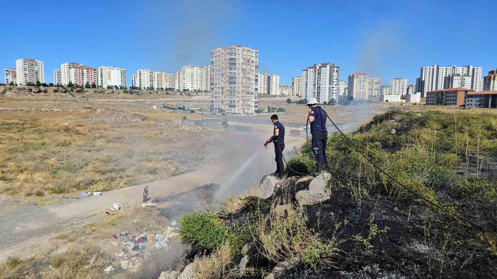 Yangını salça kaynatarak izledi