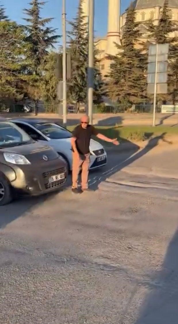 Trafik yoğunluğu oluştu, vatandaş araçların geçişini yönlendirmeye çalıştı
