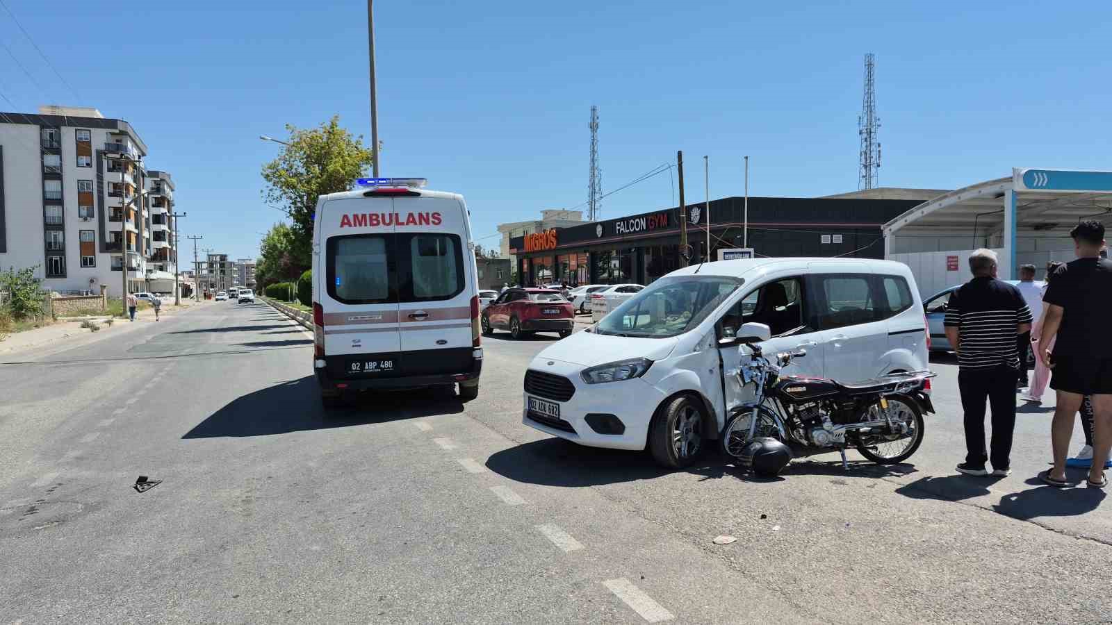 Motosiklet ile hafif ticari araç çarpıştı: 1 yaralı