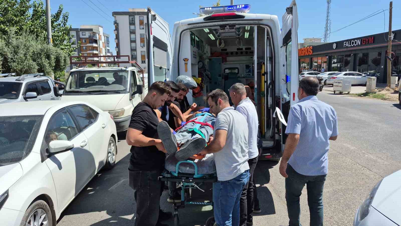 Motosiklet ile hafif ticari araç çarpıştı: 1 yaralı