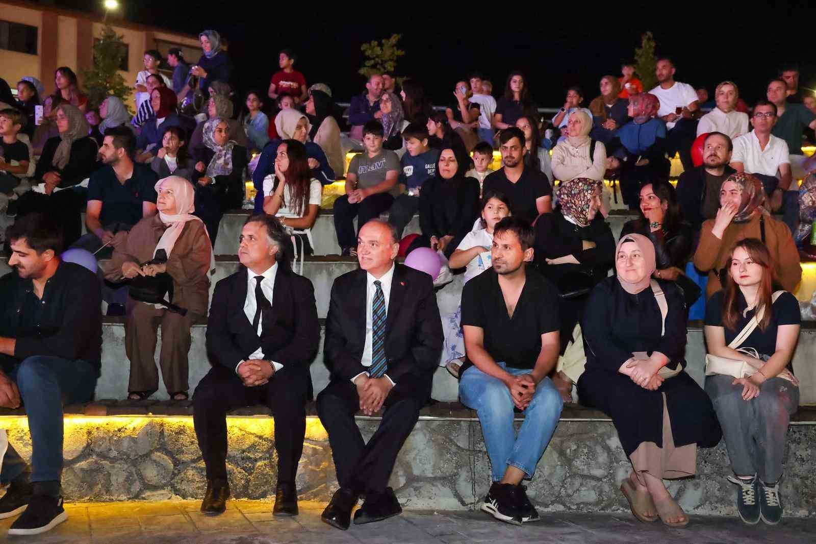 Dere kenarında açık hava sinema etkinliği