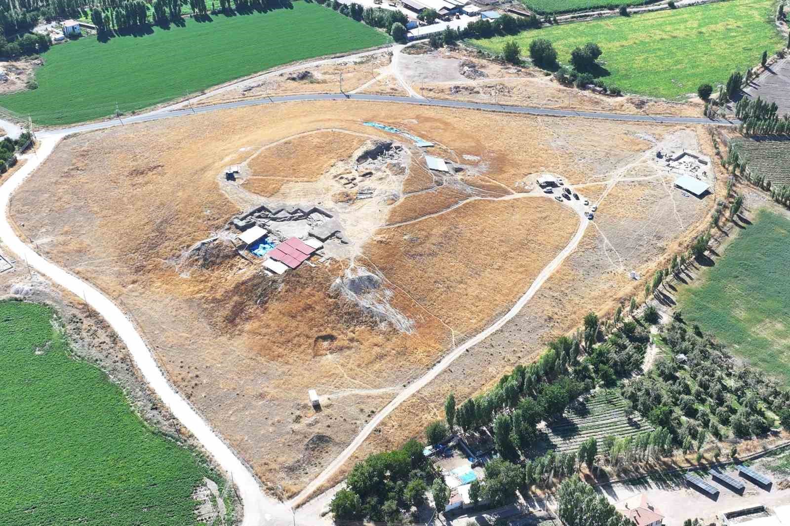 Vali Akmeşe Kınık Höyük Kazı Alanını inceledi