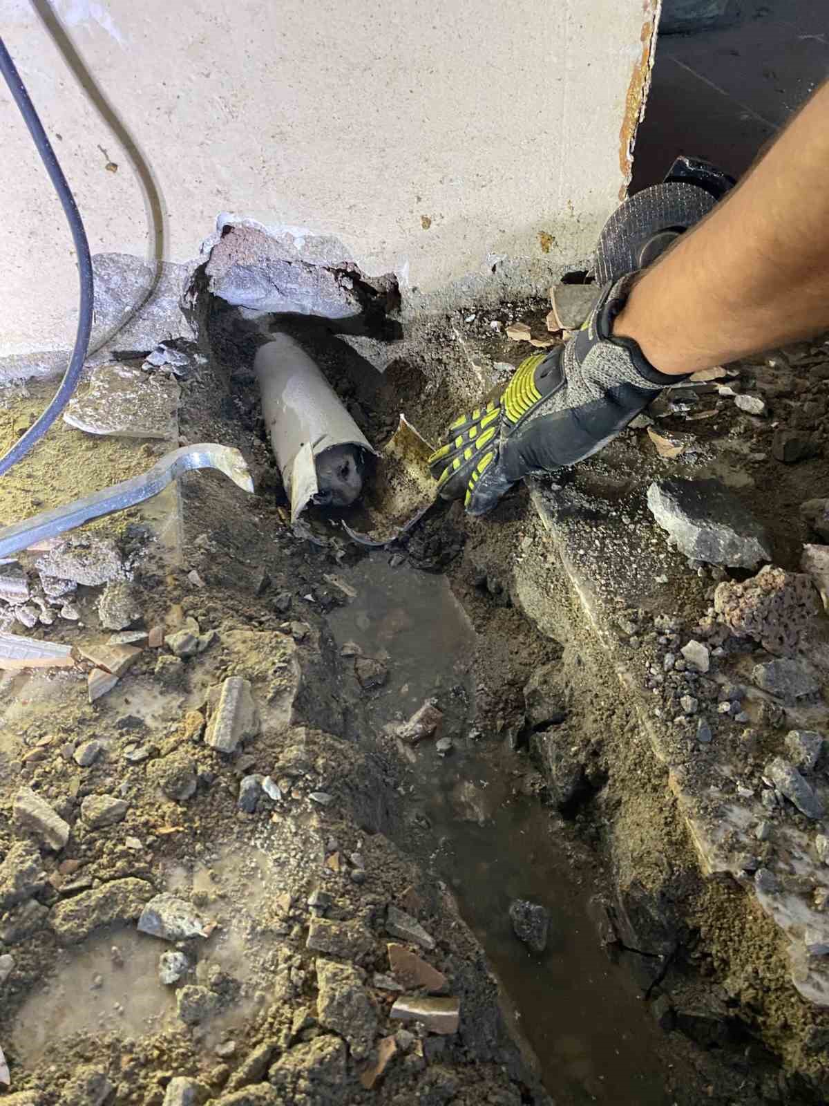 Su borusuna sıkışan yavru kediyi itfaiye kurtardı