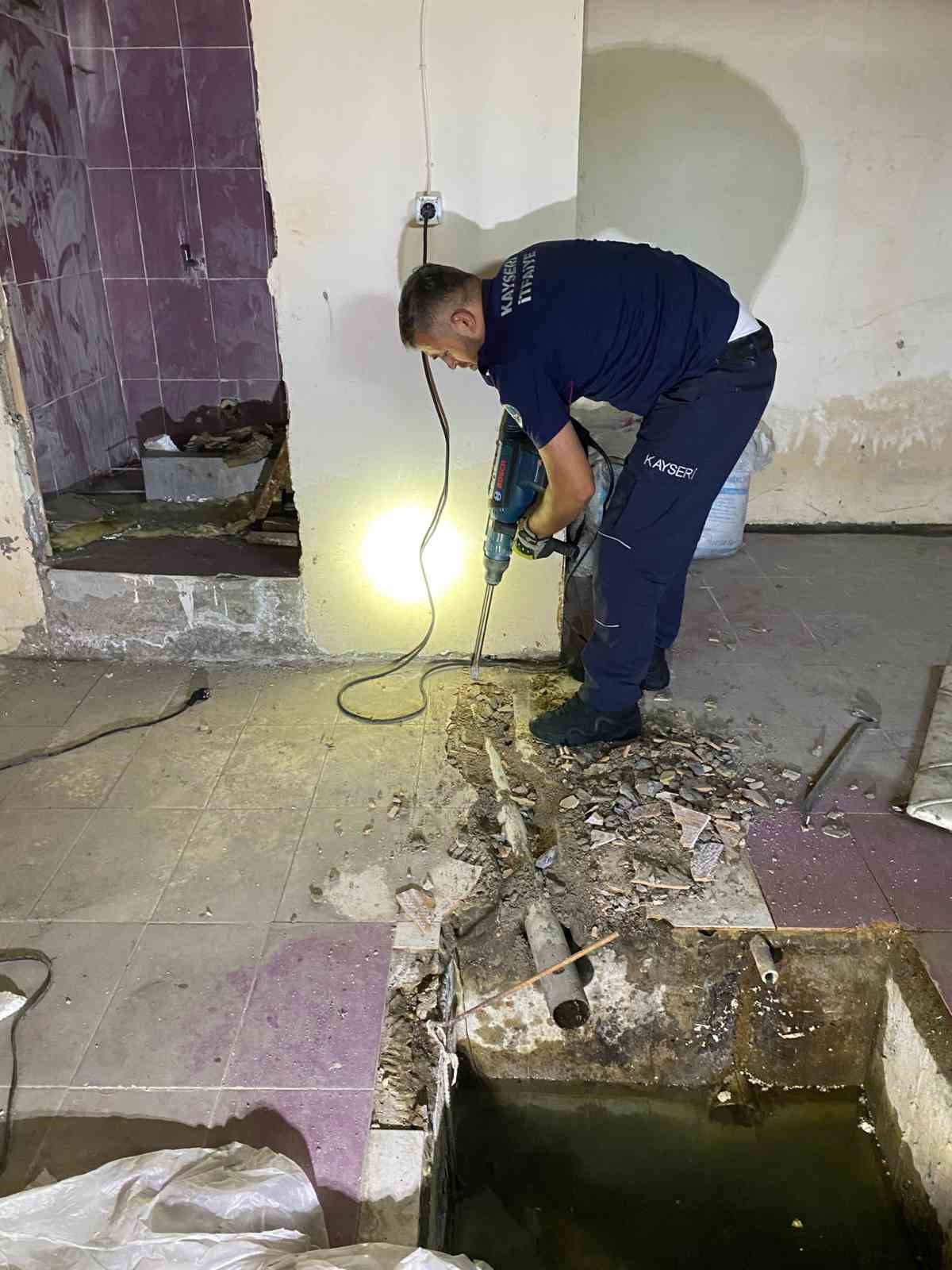 Su borusuna sıkışan yavru kediyi itfaiye kurtardı