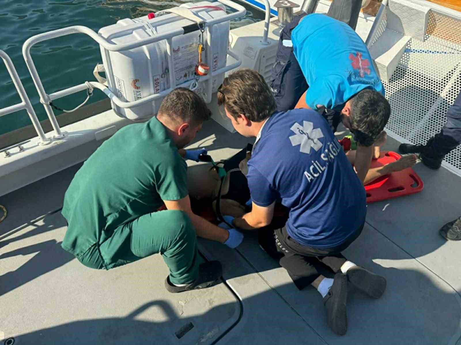 Boğulma tehlikesi yaşayan bir kişi Sahil Güvenlik tarafından denizden tahliye edildi