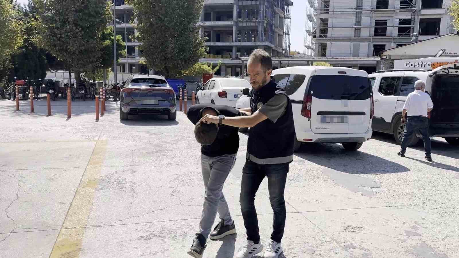 Polis kılığında yaşlı kadını dolandıran 2 şüpheli tutuklandı