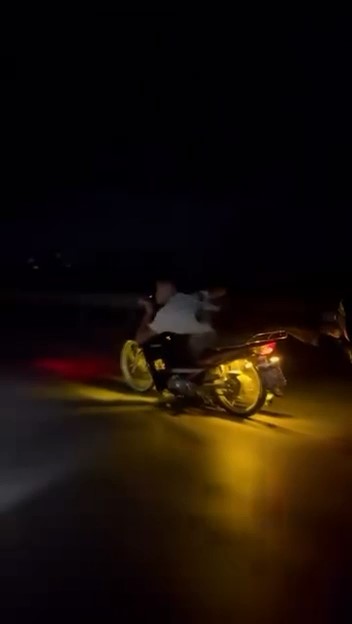 Motosiklet sürücüsünün yatarak seyahati tehlikeli anlar yarattı