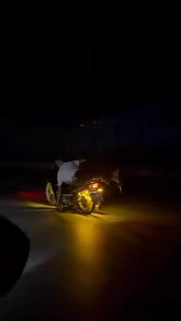 Motosiklet sürücüsünün yatarak seyahati tehlikeli anlar yarattı