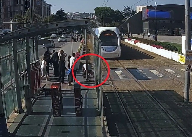 Tramvaya doğru koşan çocuğa güvenlik görevlisinden hızlı müdahale