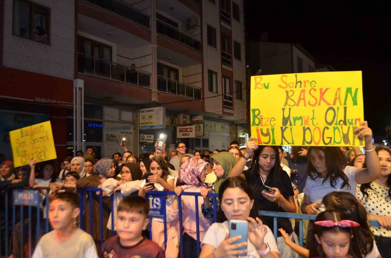 Genç Sanatçı Sahnesinde Doğum Günü Sürprizi