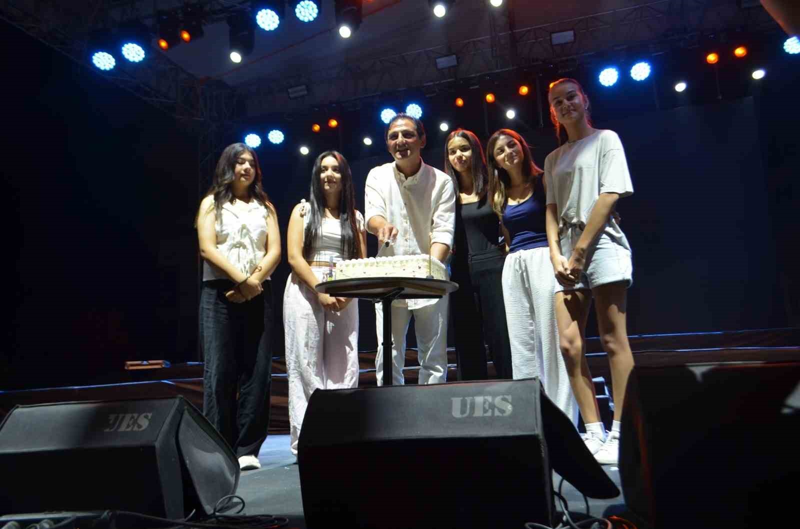 Genç Sanatçı Sahnesinde Doğum Günü Sürprizi