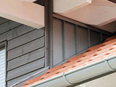  - Bei Reparaturen an Dach oder Rinne Bosch, Bosch Partner, Bosch Premium Partner, Bosch Haustechnik, Thüringer, Thüringer Bauflaschnerei, Neuffen-Kappishäusern, Reutlingen, Bauflaschnerei, Flaschnerei, Heizung, Gas, Gasheizung, Sanitär, Sanitärtechnik, Bad, Bäder, Wasser, Rohr, Heizungstausch, Solar, Erneuerbare Energien, Wärmepumpe, Dach, Dacharbeiten