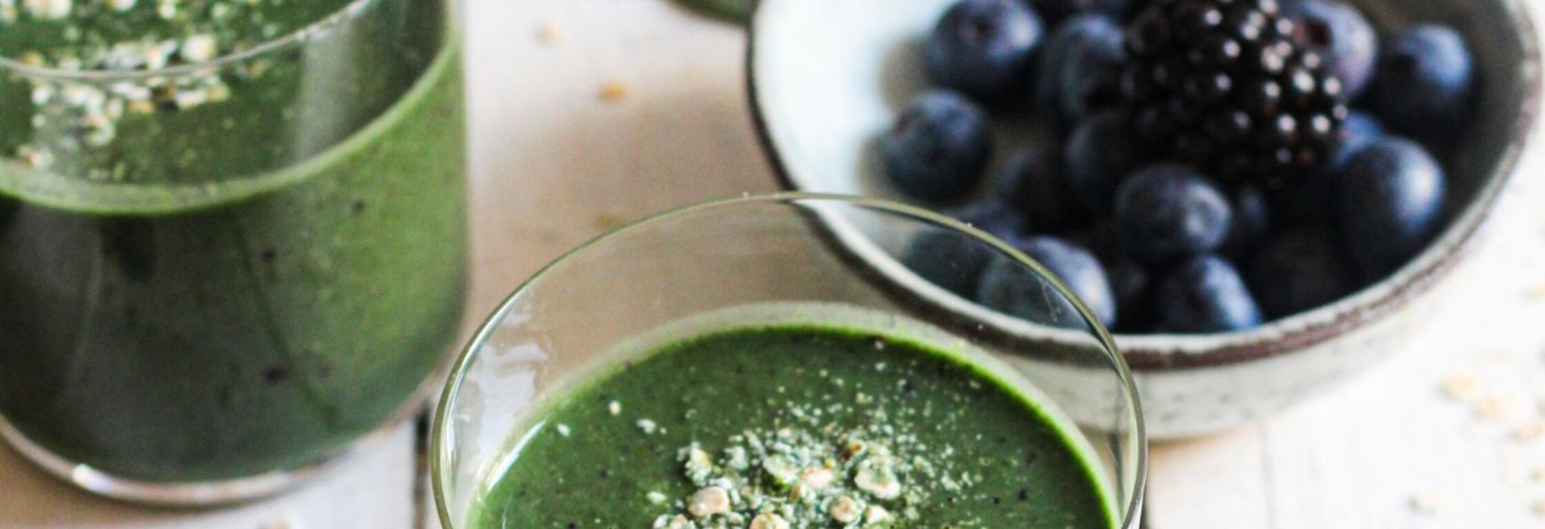 Groene smoothie met blauwe bessen, havermout en spinazie