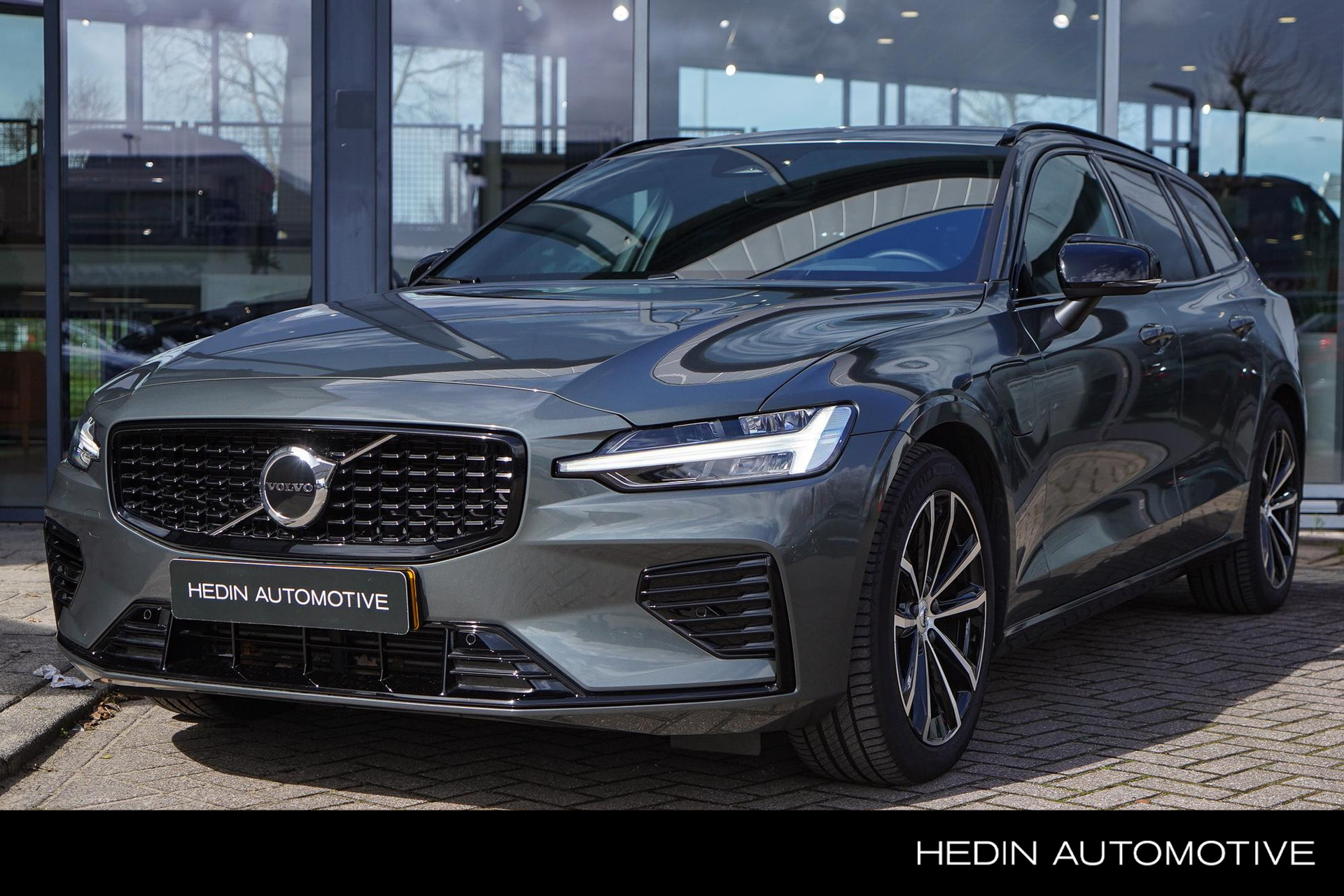 Volvo V60 2.0 T6 Plug-in hybrid AWD Plus Dark