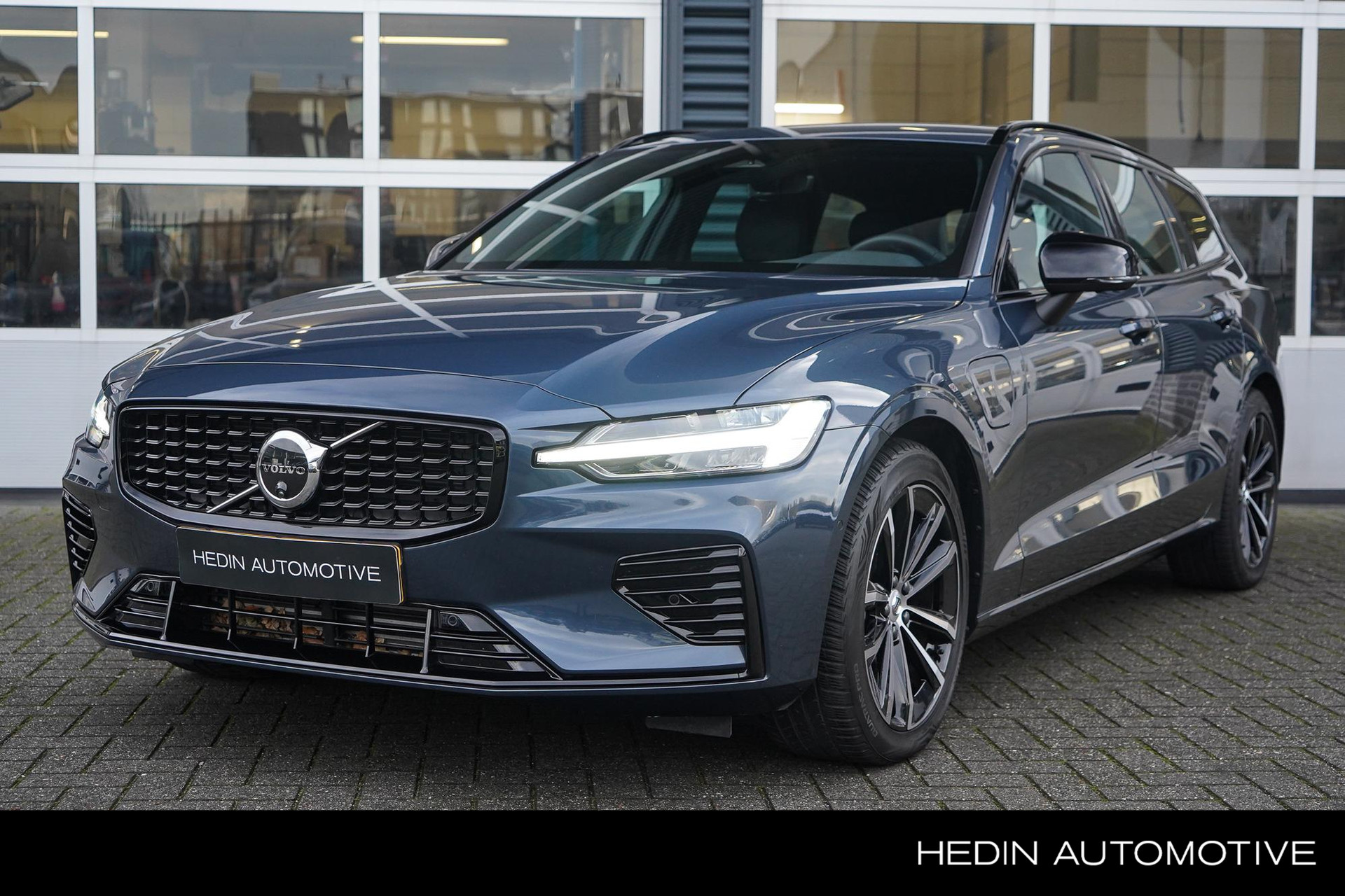 Volvo V60 2.0 T6 Plug-in hybrid AWD Plus Dark