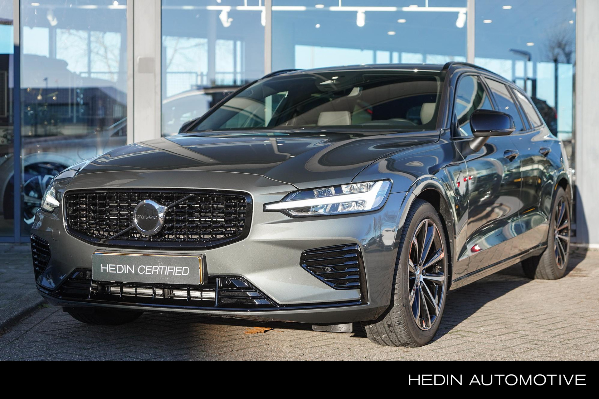 Volvo V60 2.0 T8 Plug-in hybrid AWD Plus Dark