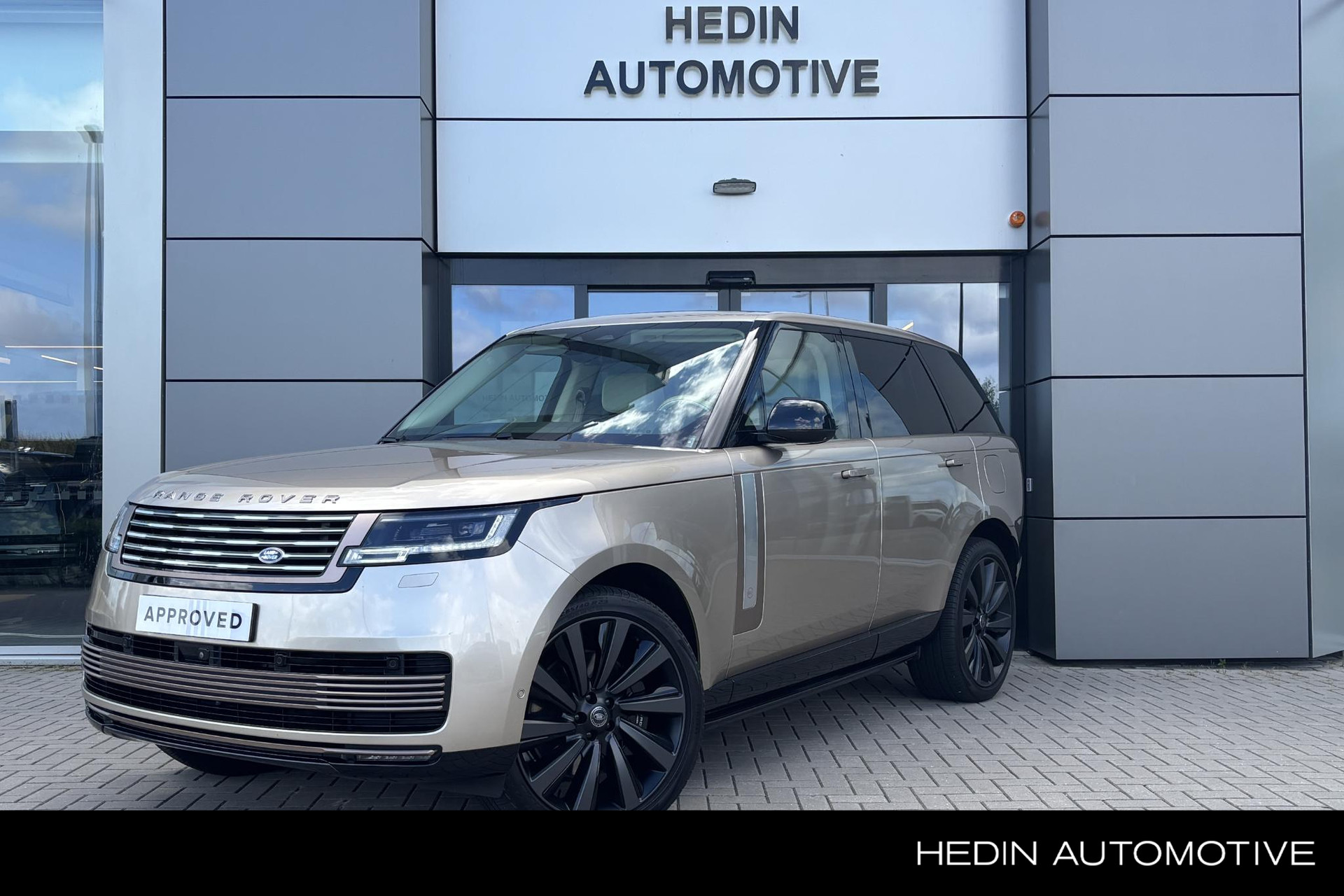 Land Rover Range Rover P550e SV l SV Sunset Gold l 23" Gloss Black l Treeplanken l Elektr. Trekhaak l R
