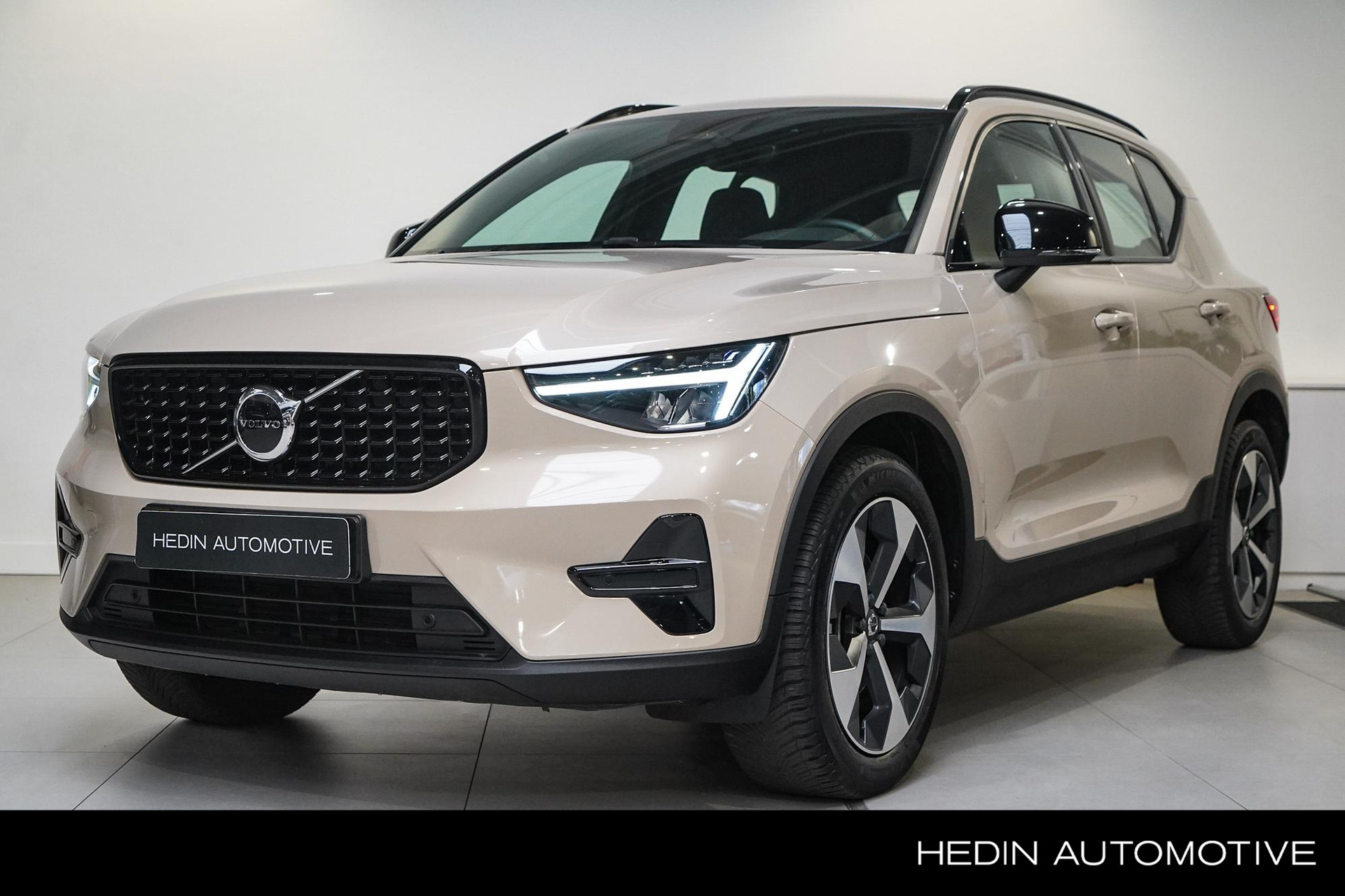 Volvo XC40 B4 Plus Black Edition Mild Hybride 2.000 kg trekgewicht!
