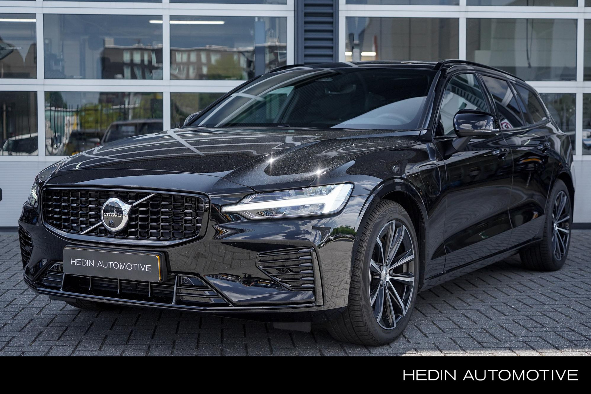 Volvo V60 2.0 T8 Plug-in hybrid AWD Plus Dark