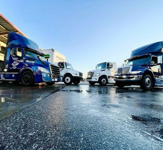 Daimler e Cascadia e M2 Hino e XL7 Navistar e MV 1