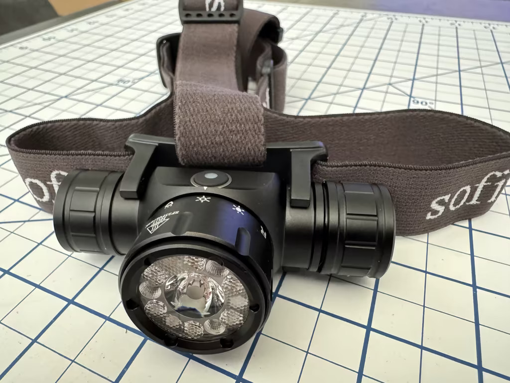 Latarka czołowa Sofirn HS21 z wysyłką z Polski - moc 2200lm, akumulator 3000mAh, białe i czerwone światło (4 tryby), USB-C, czołówka