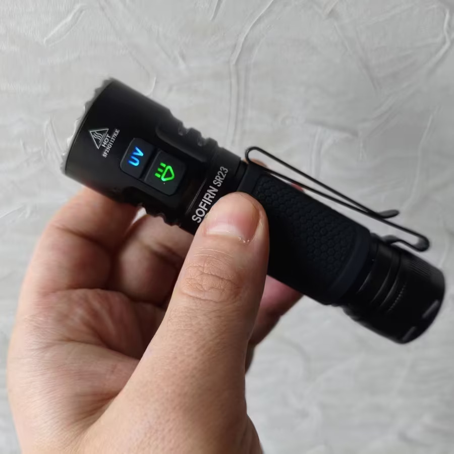 Latarka Sofirn SR23 z diodą UV - moc 3300lm (365nm UV), zasięg ~200m, akumulator 5000mAh, USB-C, IP68, magnes - $26.96