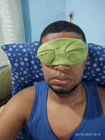 Opaska do spania smutna żaba Pepe (5,78zł w łączonych)