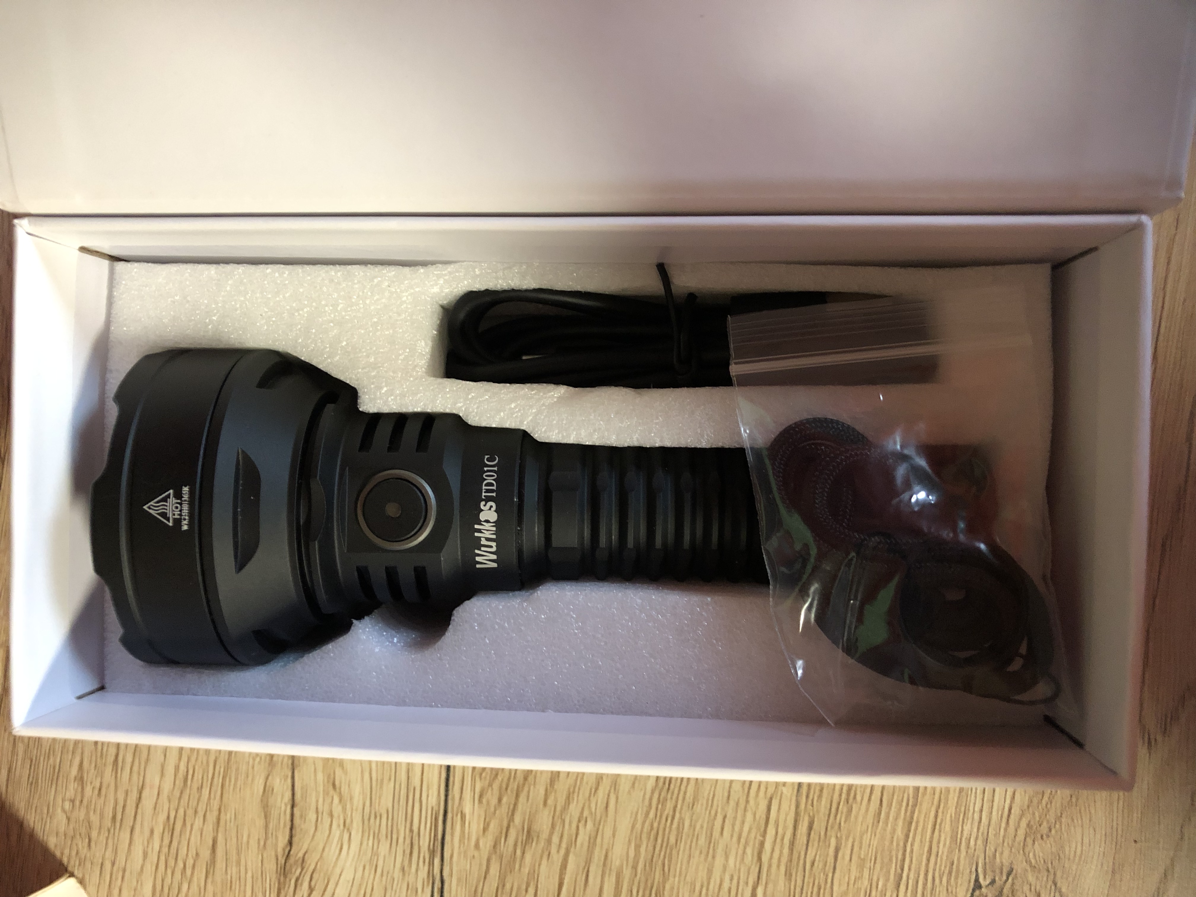 Szperacz Wurkkos TD01C 1800lm 927m (możliwe ~106zł) - latarka EDC, akumulator 5000mAh 21700, BUCK driver, IPX8, ładowanie USB-C -- $33.76