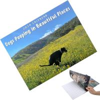 Kalendarz ścienny z psem załatwiającym się w pięknych miejscach kalendarz na 2024