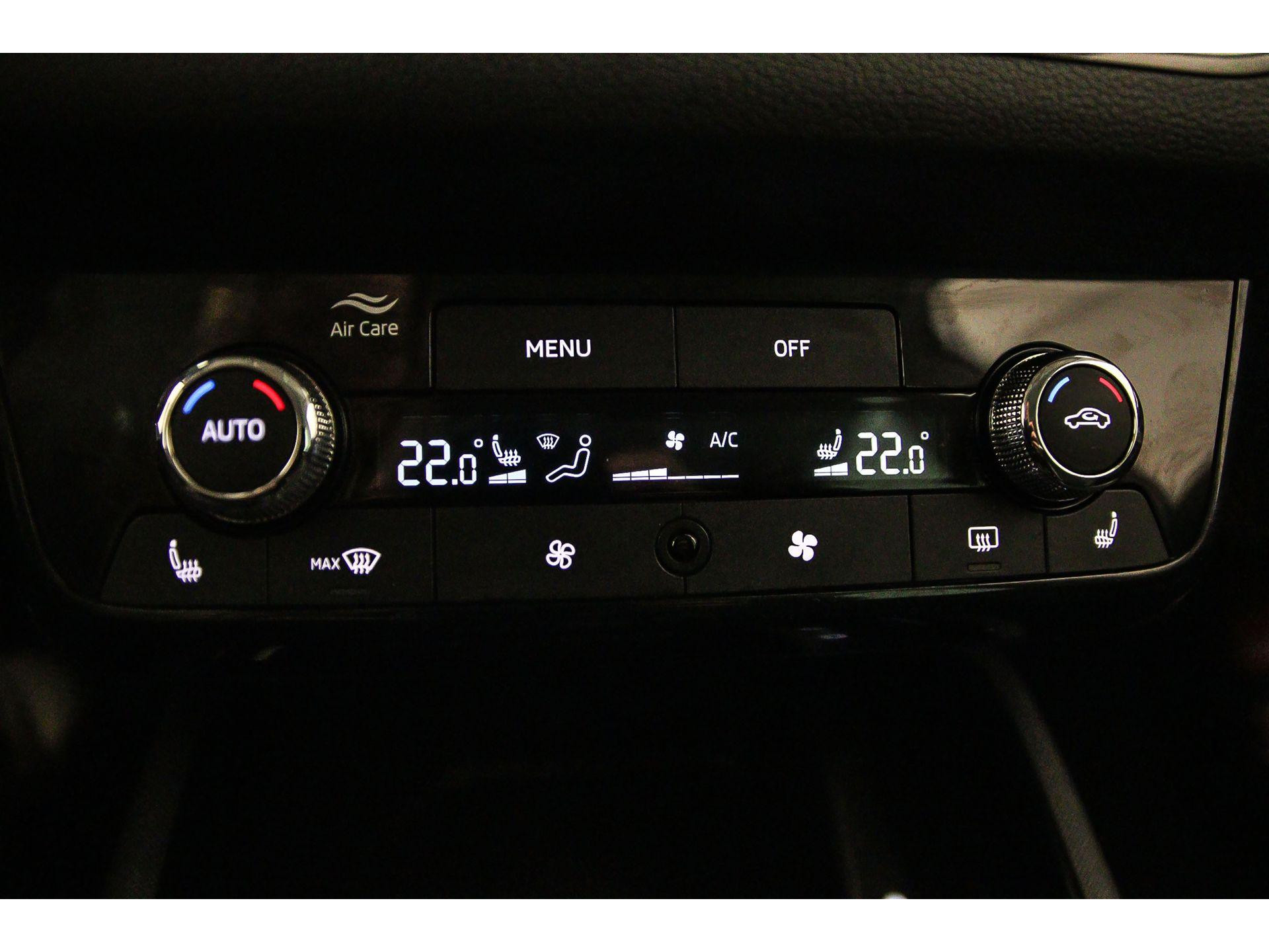 Climatronic (elektronisch geregelde airconditioning met vochtigheidssensor) en automatisch dimmende binnenspiegel