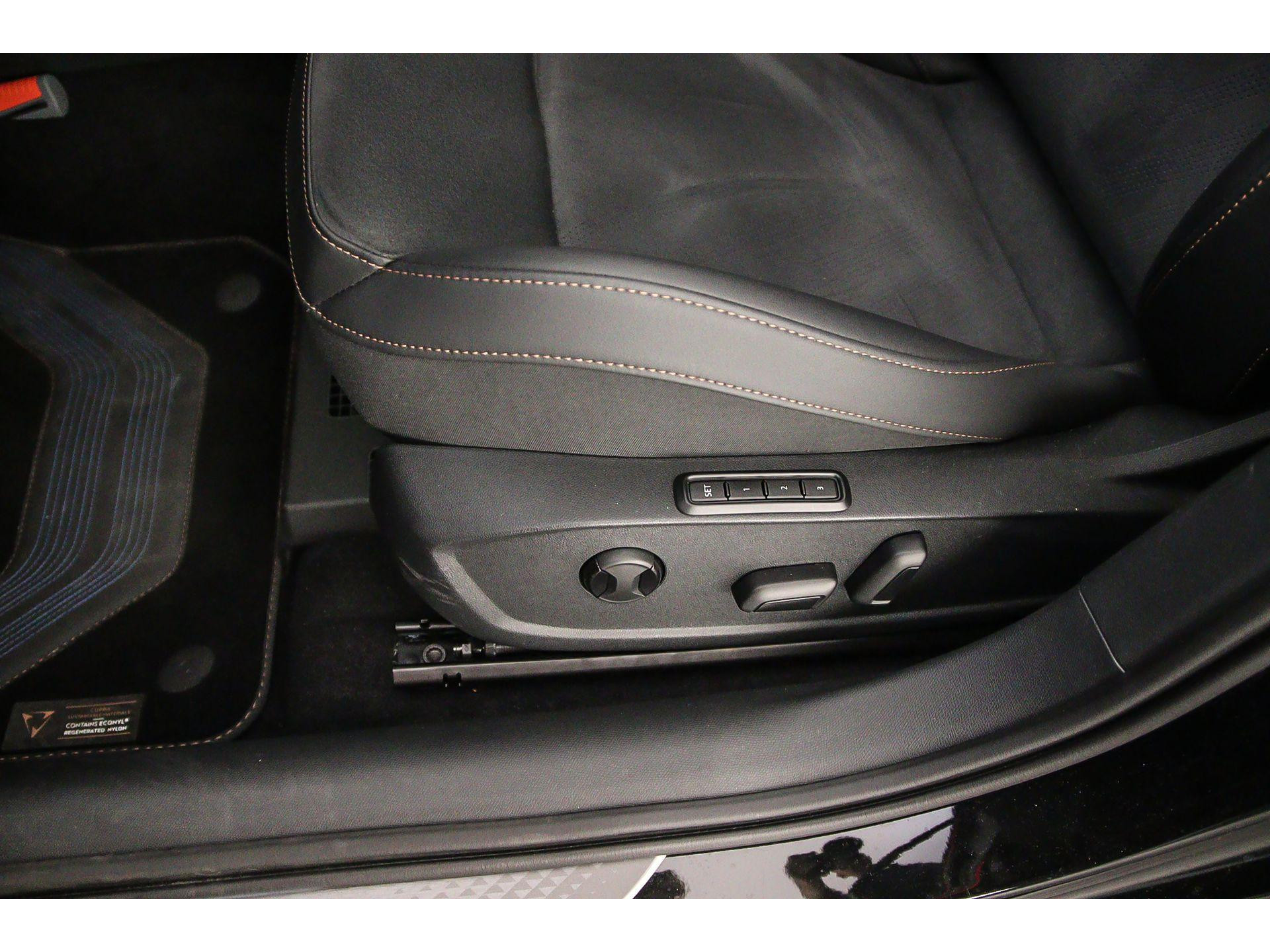 Stoelbekleding Dinamica Black soul, koperen stiksels