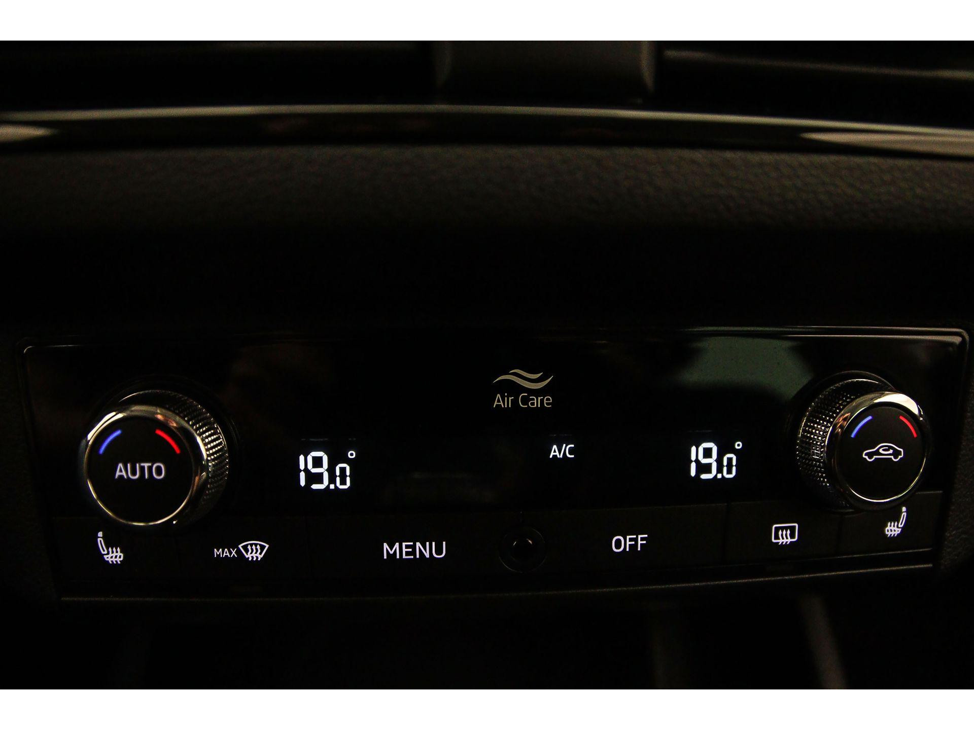 Climatronic (elektronisch geregelde airconditioning met vochtigheidssensor) en automatisch dimmende binnenspiegel