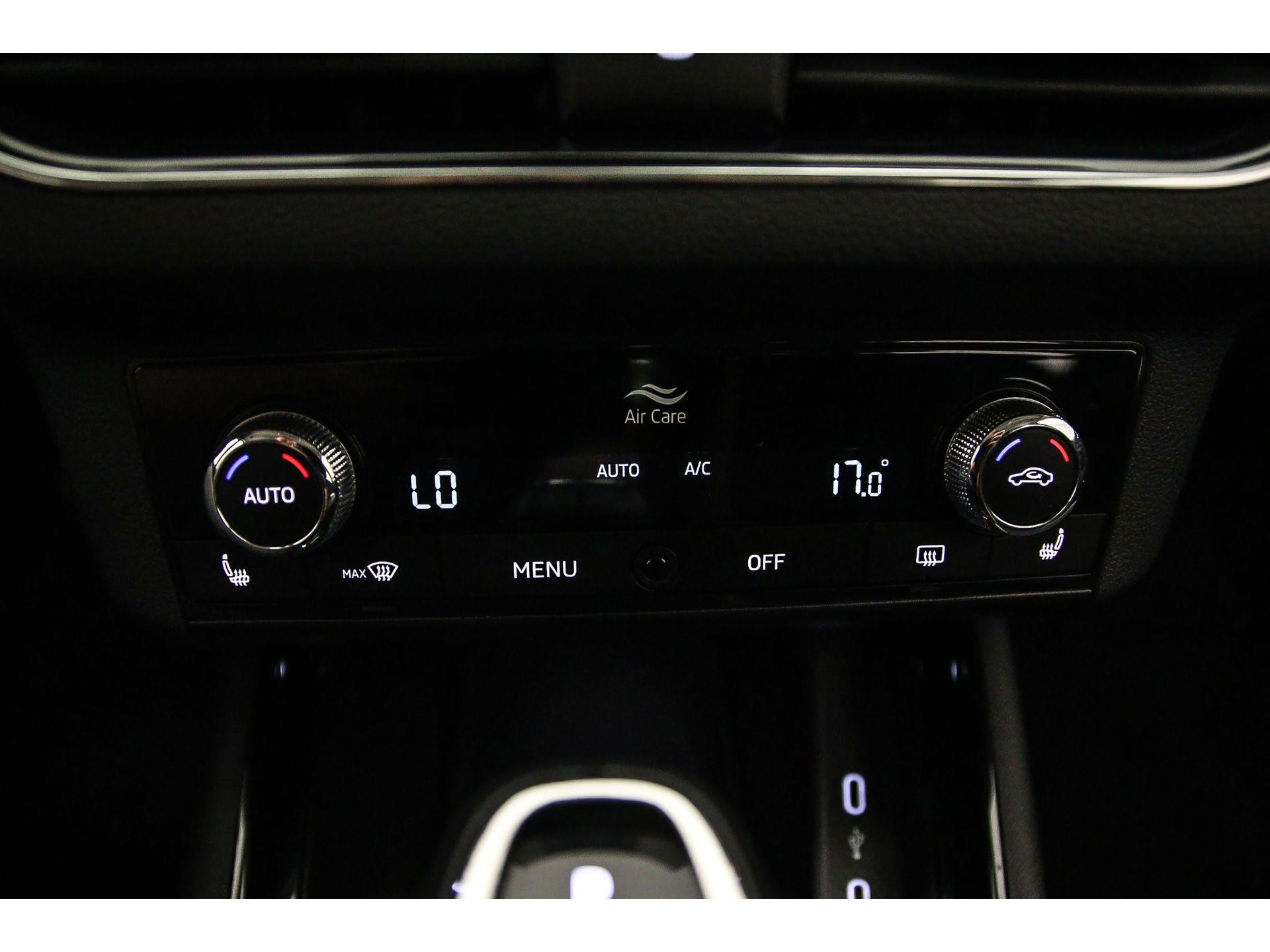 Climatronic (elektronisch geregelde airconditioning met vochtigheidssensor) en automatisch dimmende binnenspiegel