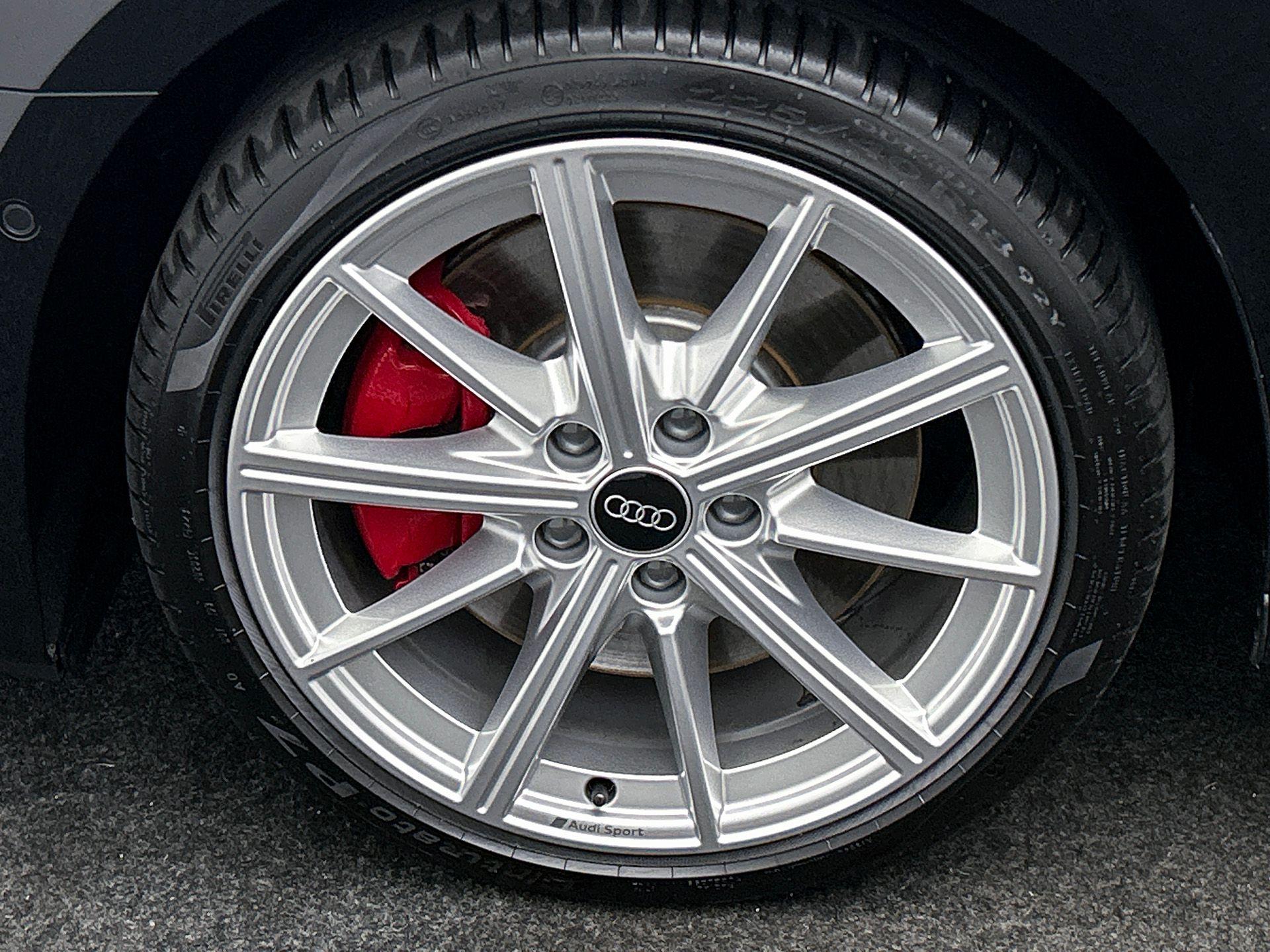 Velgen Audi Sport, 18 inch gegoten lichtmetaal "10-spaak-ster"-design
