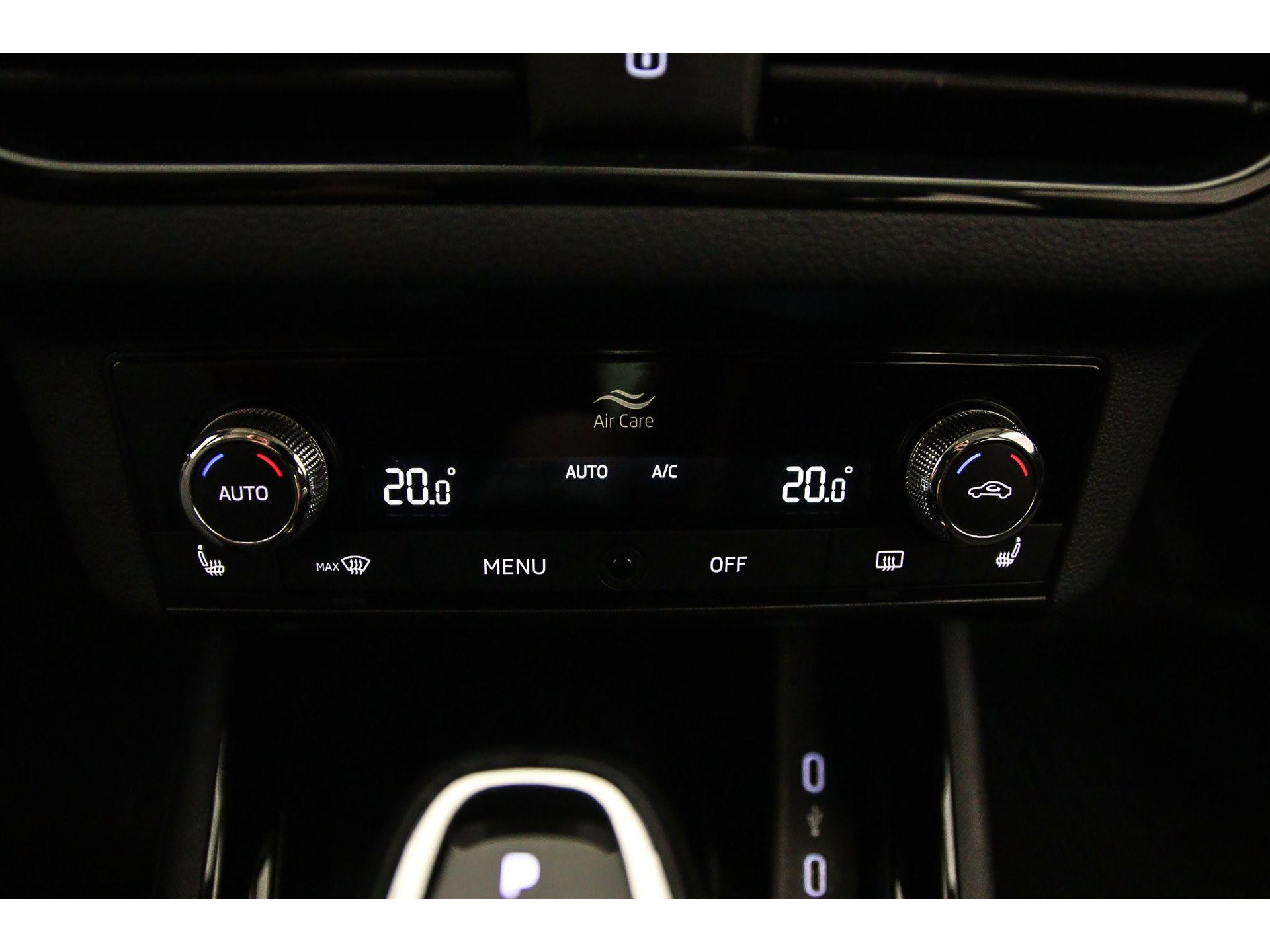 Climatronic (elektronisch geregelde airconditioning met vochtigheidssensor) en automatisch dimmende binnenspiegel