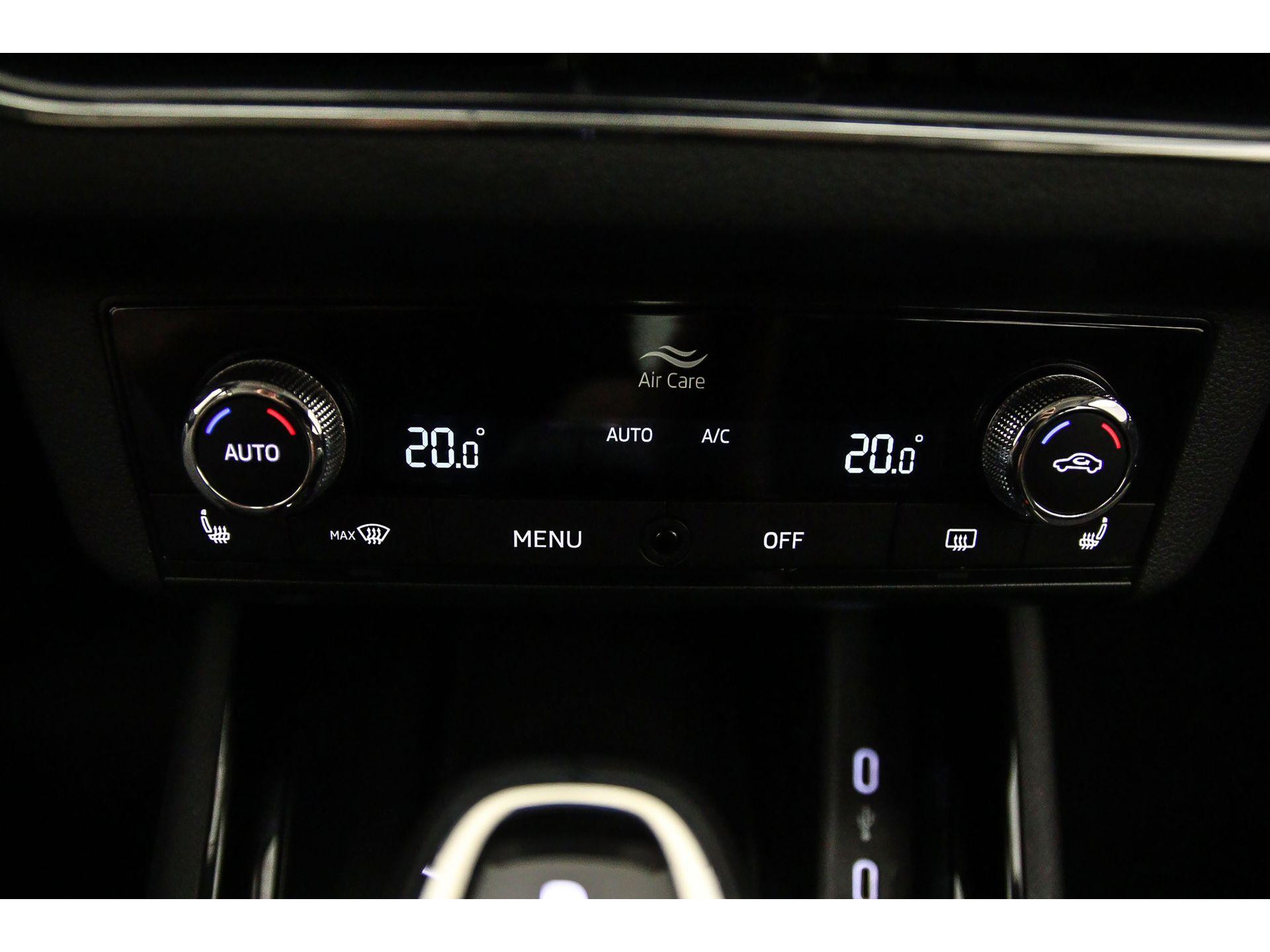 Climatronic (elektronisch geregelde airconditioning met vochtigheidssensor) en automatisch dimmende binnenspiegel