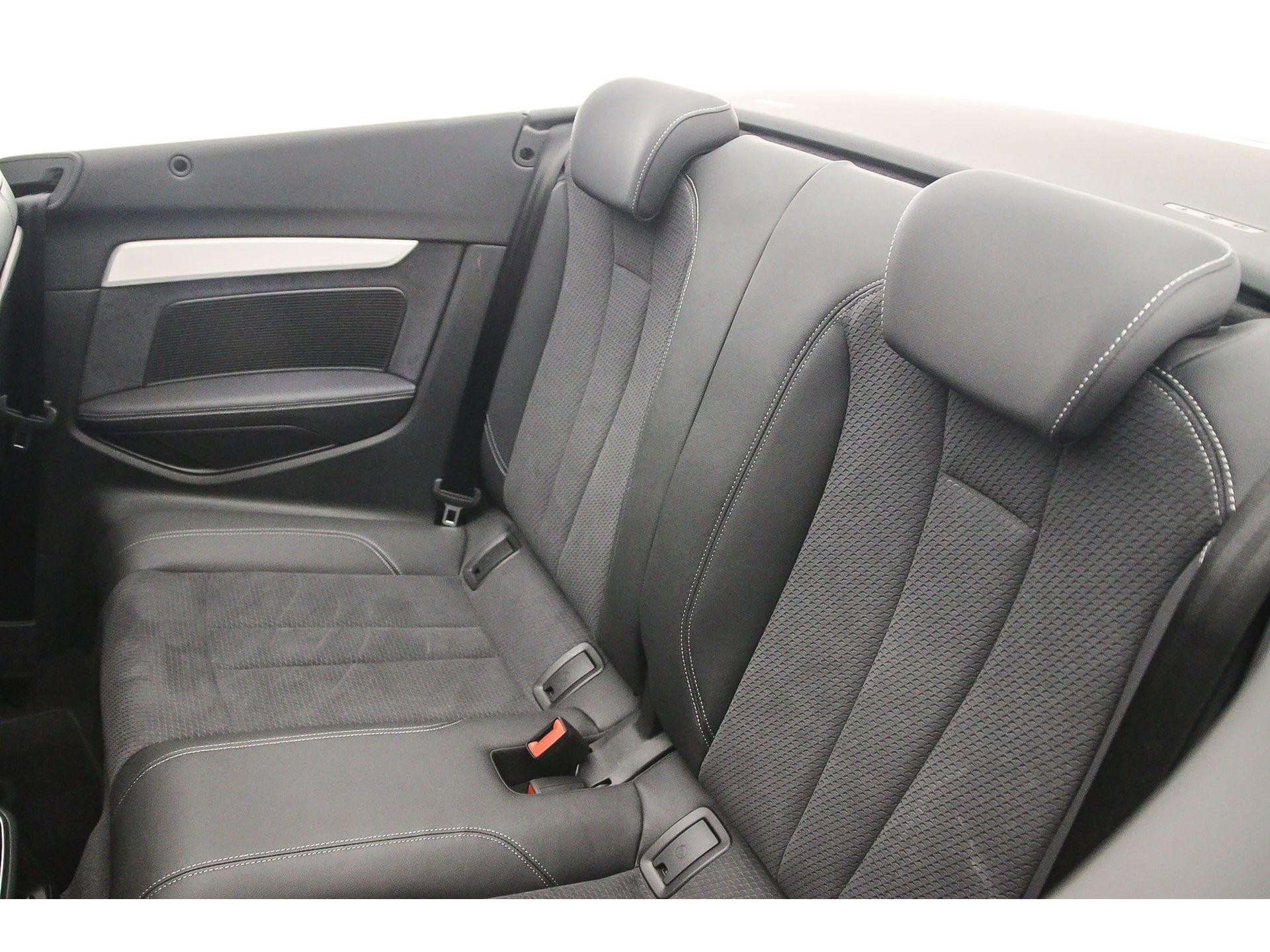 Dinamica Frequenz microvezelstof en leder met S-logo's