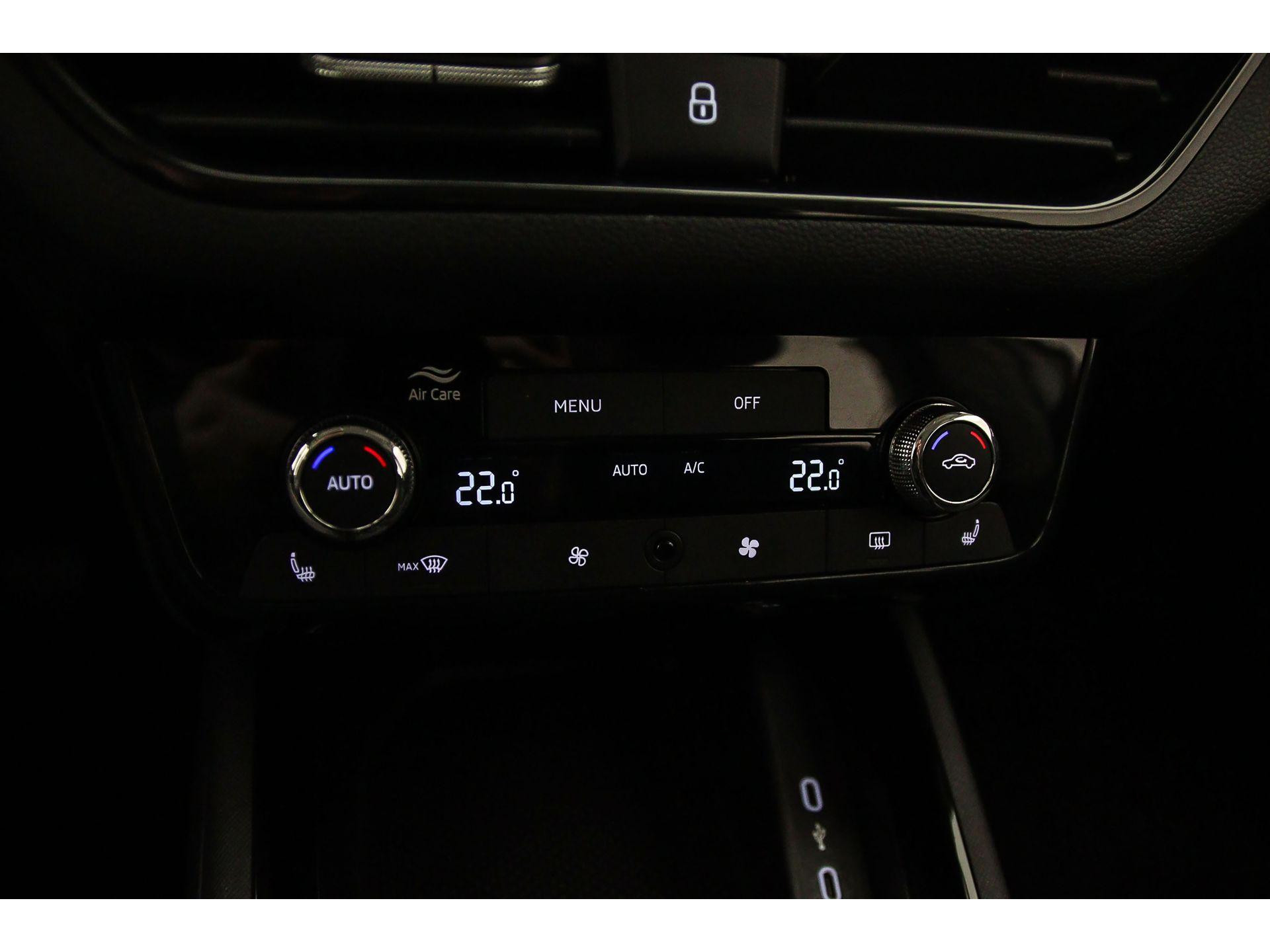 Climatronic (elektronisch geregelde airconditioning met vochtigheidssensor) en automatisch dimmende binnenspiegel