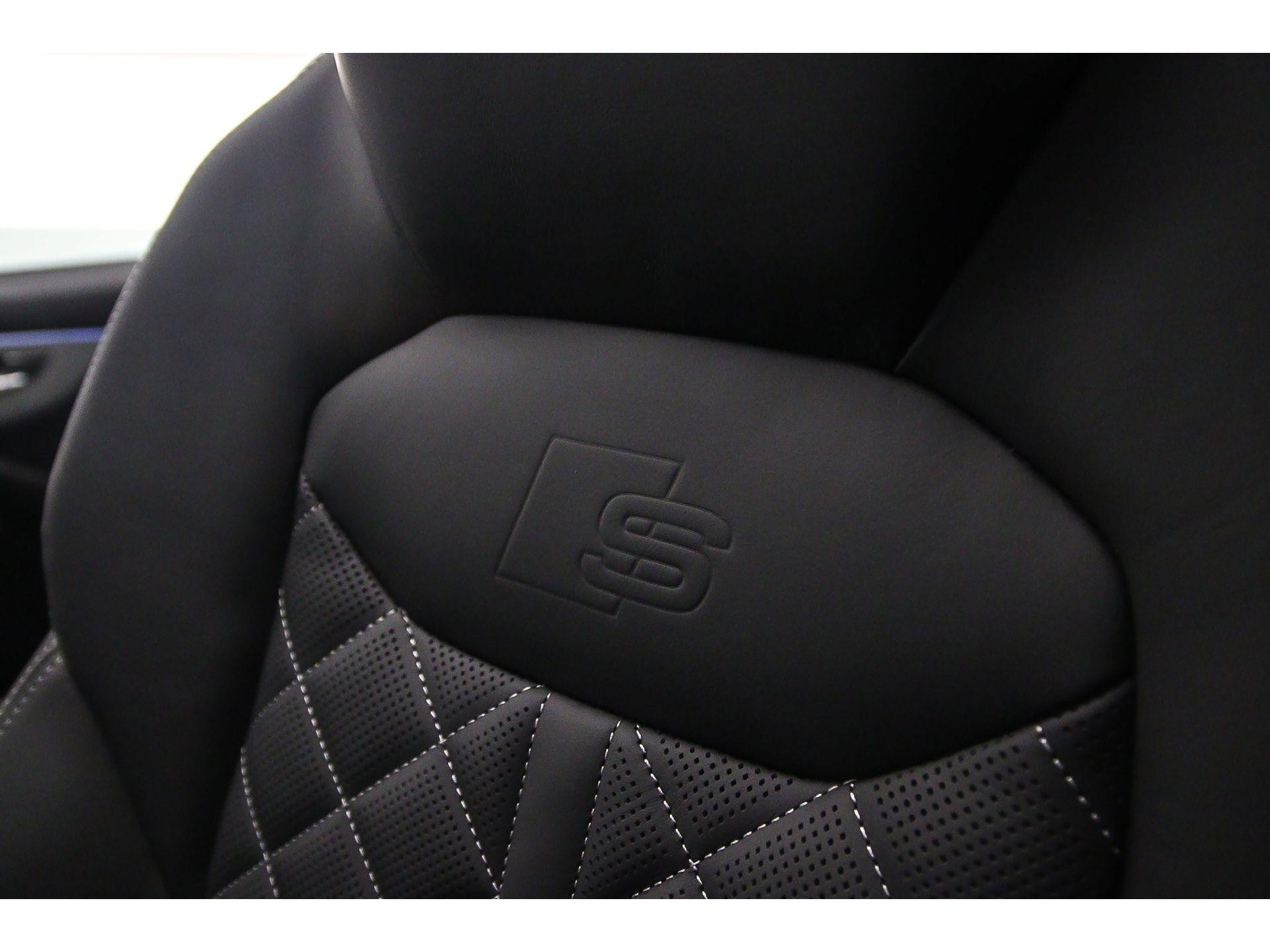 Leder Valcona met S-logo's en stiksels ruitpatroon