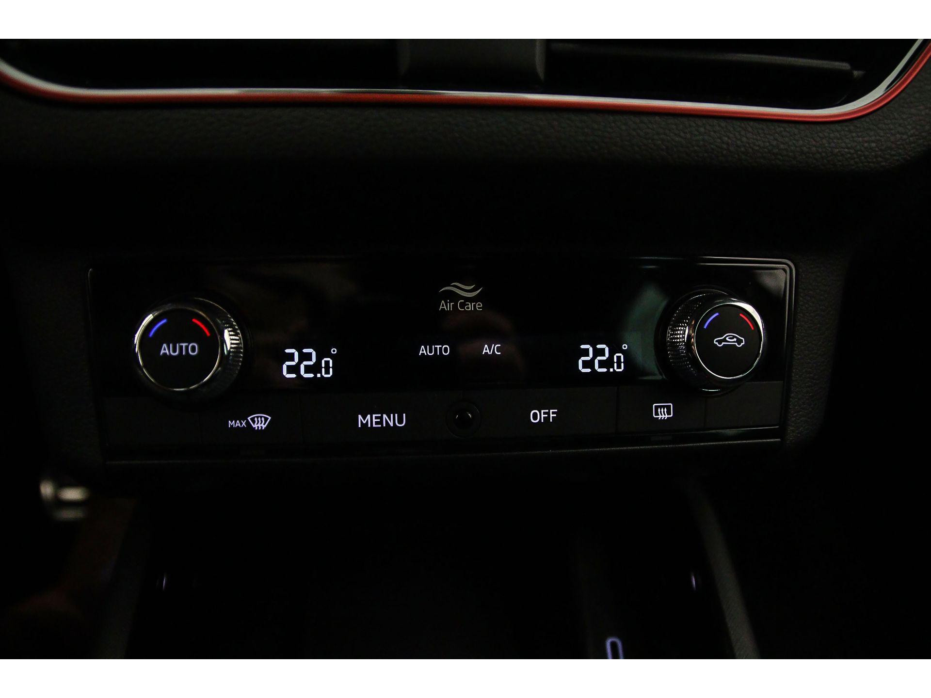 Climatronic (elektronisch geregelde airconditioning met vochtigheidssensor) en automatisch dimmende binnenspiegel