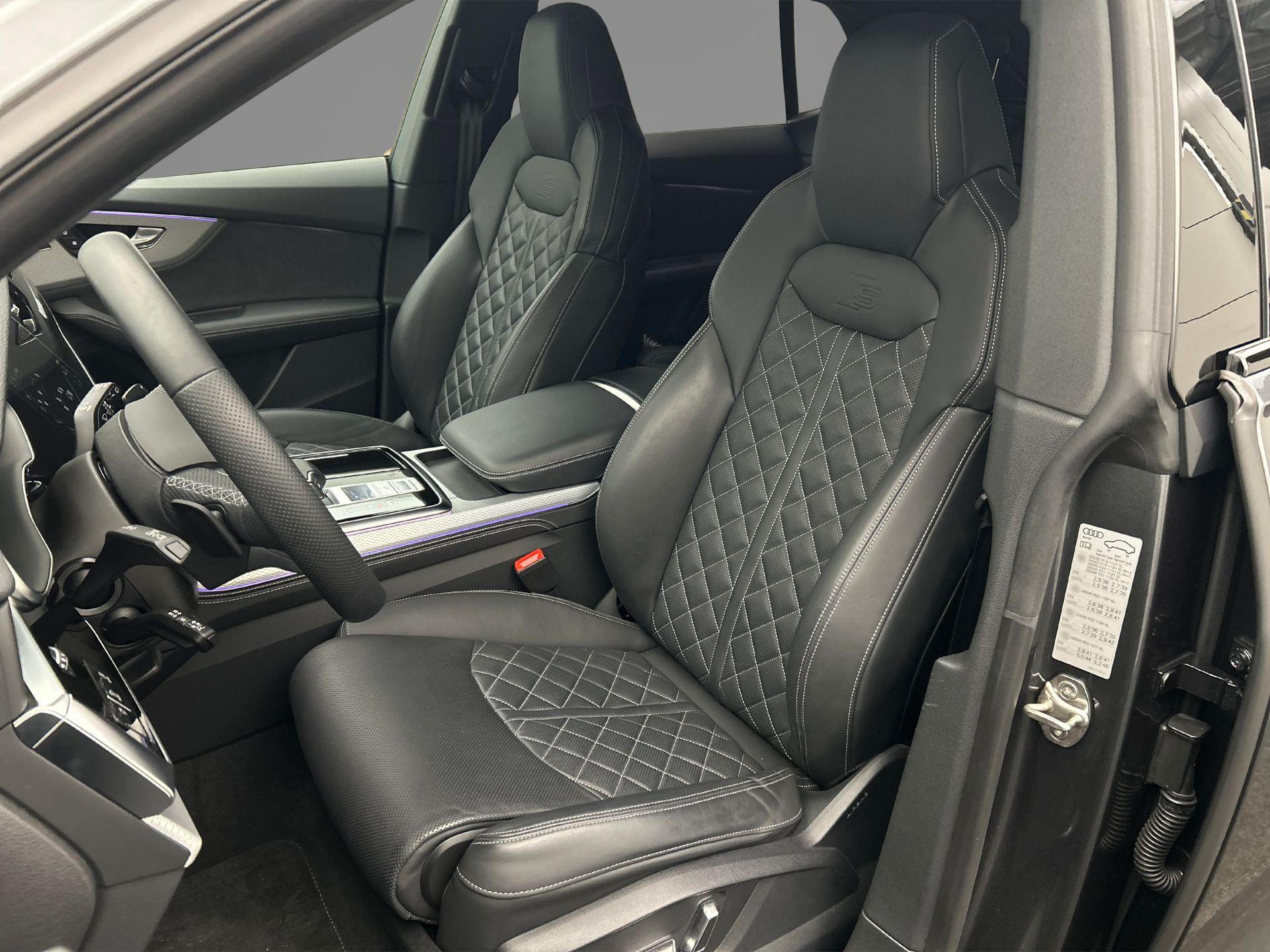 Leder Valcona met S-logo's en stiksels ruitpatroon