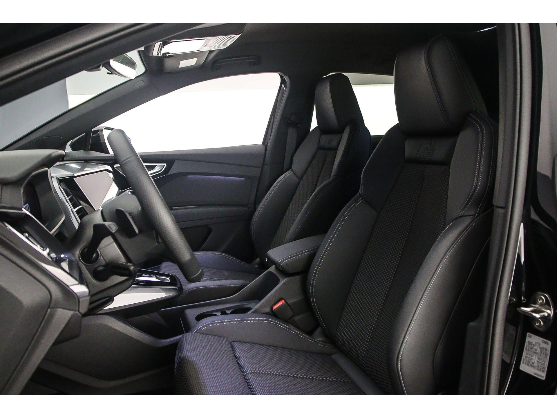 S-line-interieur met sportstoelen en zwarte stoffen-kunstlederen bekleding