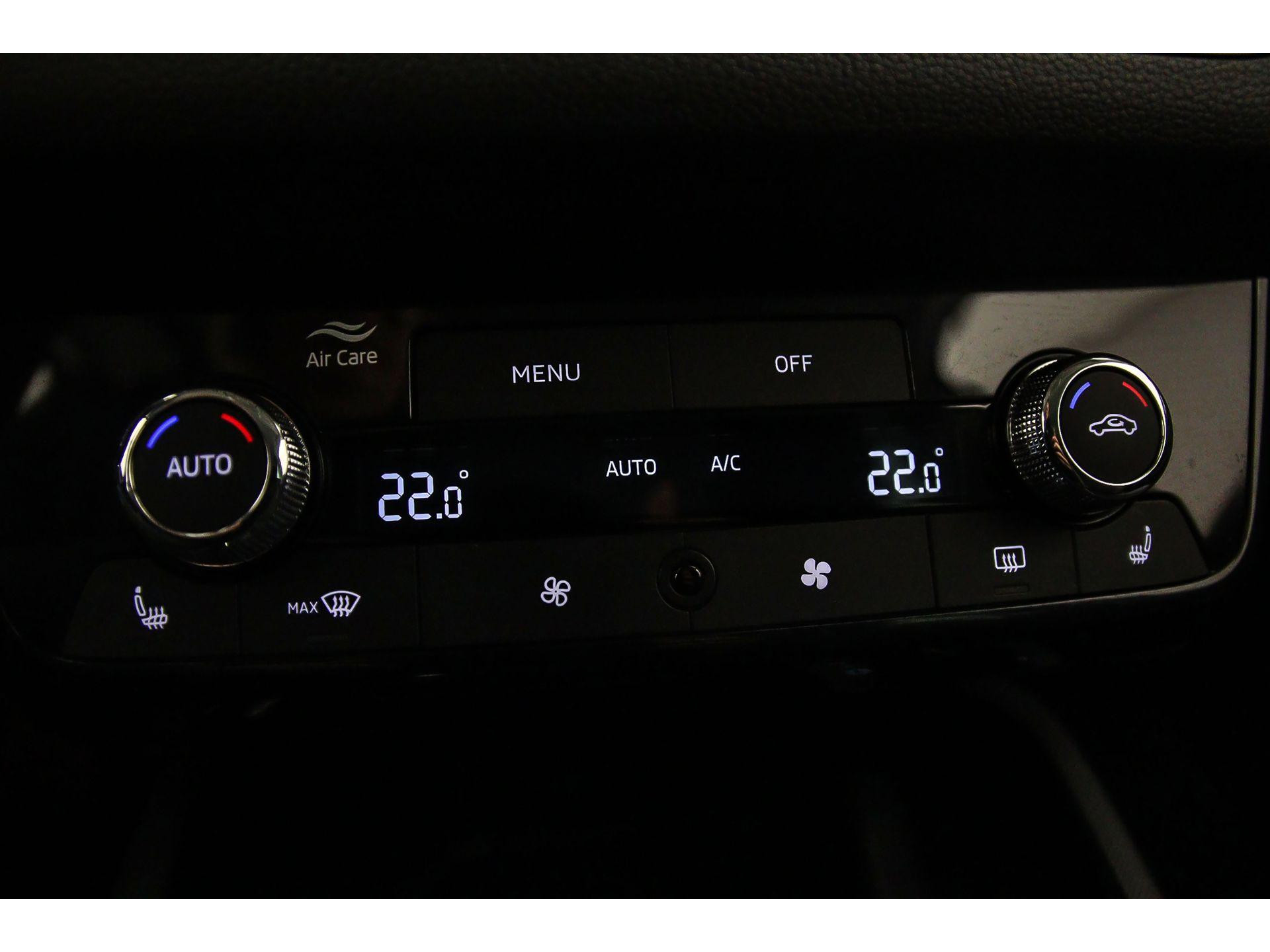 Climatronic (elektronisch geregelde airconditioning met vochtigheidssensor) en automatisch dimmende binnenspiegel